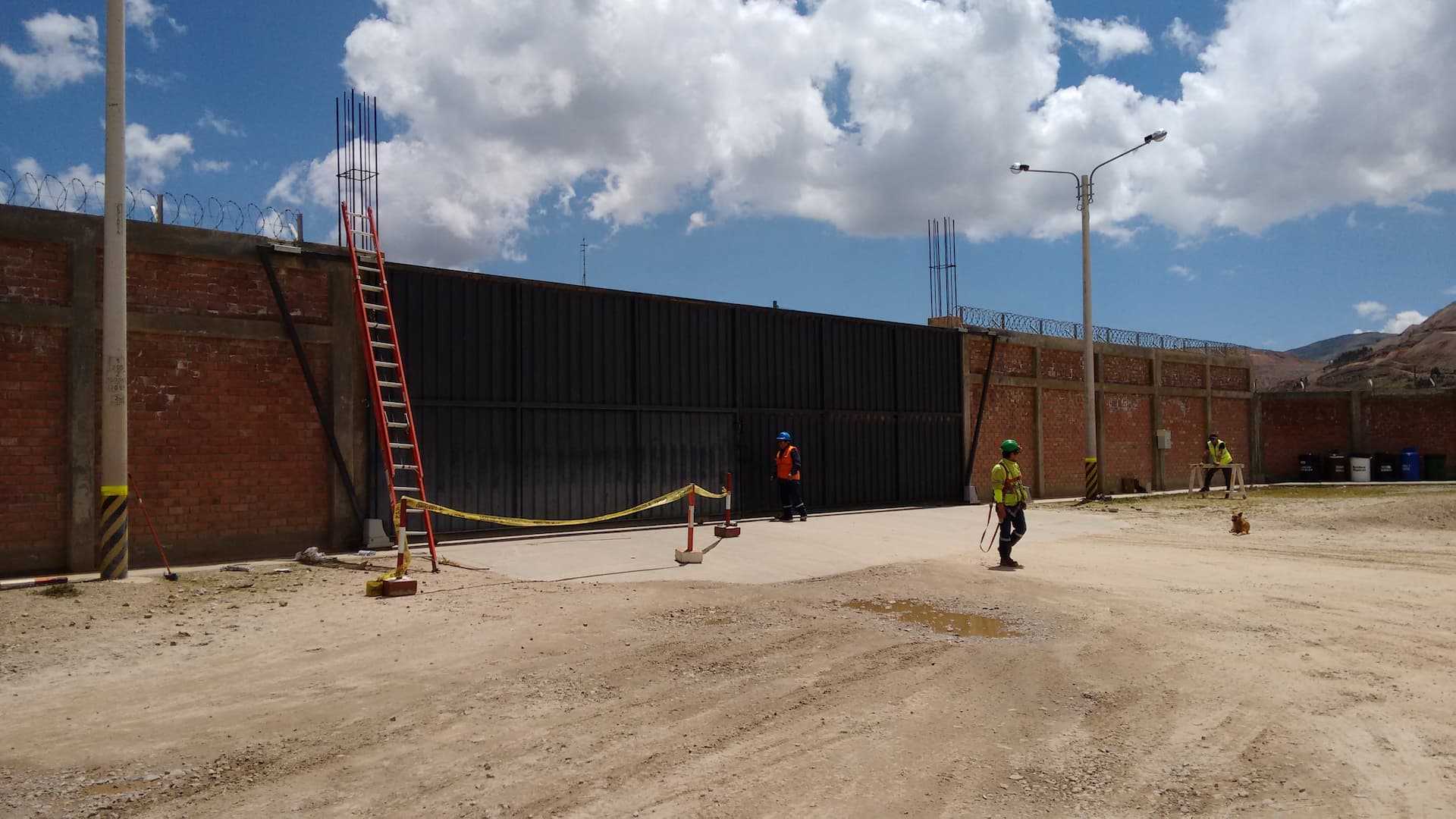 Portón corredizo industrial negro largo instalado cerrado por Lopez Sistemas